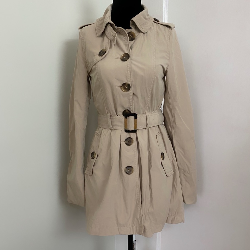 Trench coat with belt, pockets, front button